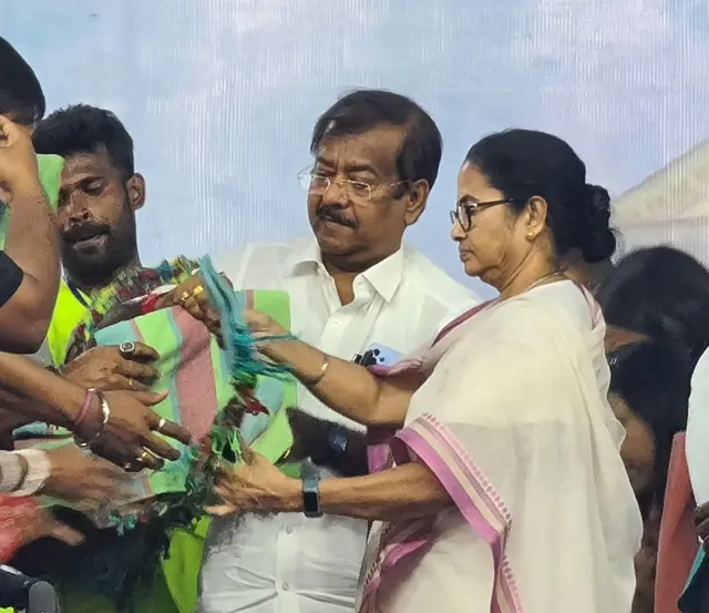 মমতা ব্যানার্জীর একনিষ্ঠ সহকর্মী বলে পরিচিত জ্যোতিপ্রিয় মল্লিক (মমতা ব্যানার্জীর ডান দিকে)