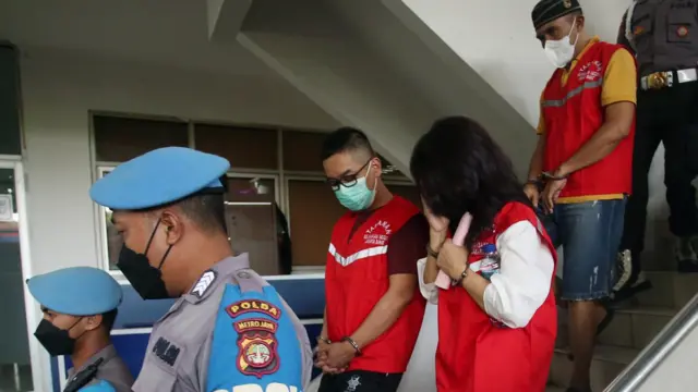 Petugas Kejaksaan menggiring tersangka kasus kejahatan narkoba AKBP DoddyPrawiranegara (tengah) ke dalam mobil tahanan usai pelimpahan ke kejaksaan di Kejari Jakarta Barat, Jakarta Barat, Rabu (11/1/2023). 