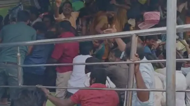 வெங்கடேஸ்வர சுவாமி கோவில் கூட்ட நெரிசல்