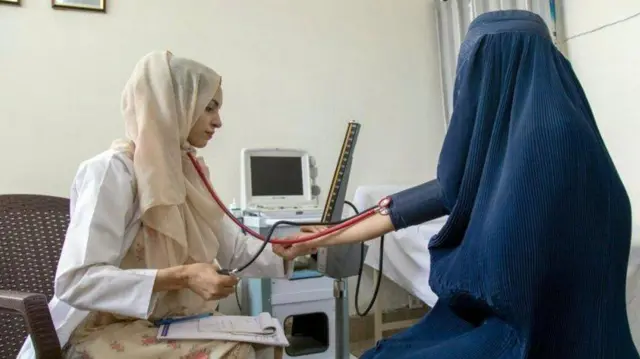 Saleema avuga ko ashimishwa cyane no kuvura abagore b'aho atuye