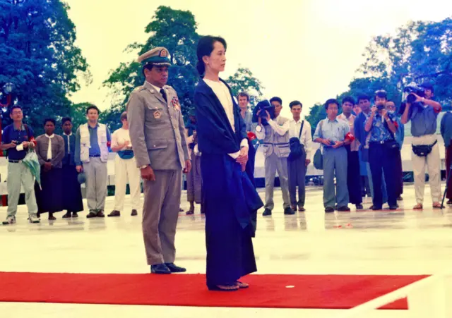 အကျယ်ချုပ် ပြန်လွတ်စမှာ ဖခင်အတွက် ပန်းခွေချနေတဲ့ ဒေါ်အောင်ဆန်းစုကြည်