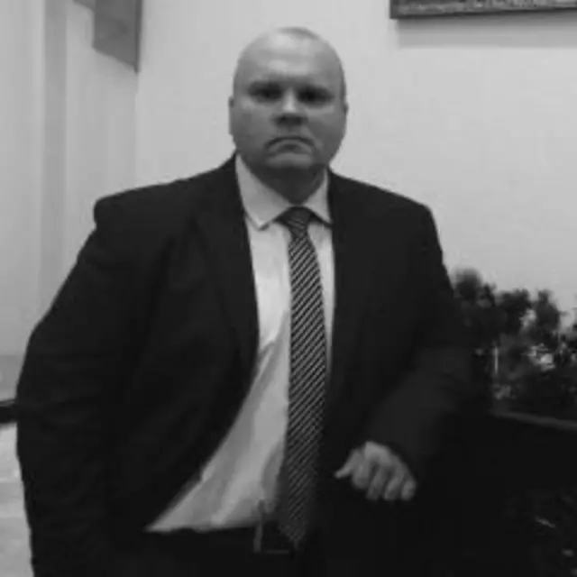 Мужчина в костюме на черно-белой фотографии