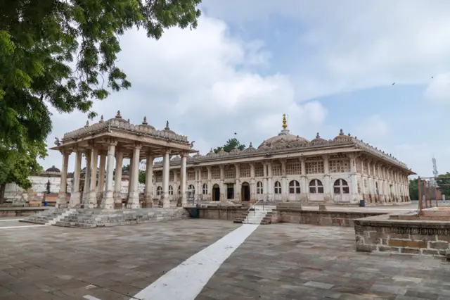 અમદાવાદનો સરખેજના રોજા પર ઇસ્લામી-પર્શિયન શૈલીનો પ્રભાવ જોવા મળે છે, તેમાં હિન્દુ-જૈન બાંધકામ શૈલીનો પણ સમન્વય છે