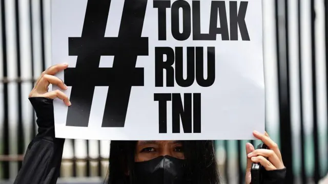 Sejumlah pendemo berdatangan ke gedung DPR guna menentang revisi UU TNI yang baru disahkan pada Kamis (20/03).