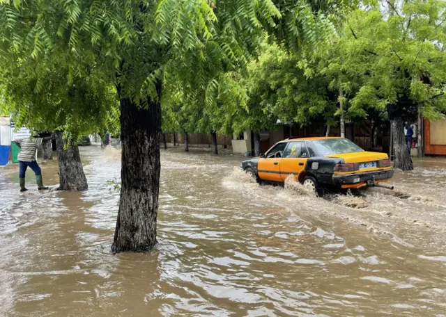 Un taxi roulant dans les eaux