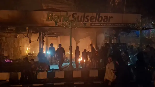 Demonstrasi di Makassar, Sulawesi Selatan, pada Jumat (29/08) malam