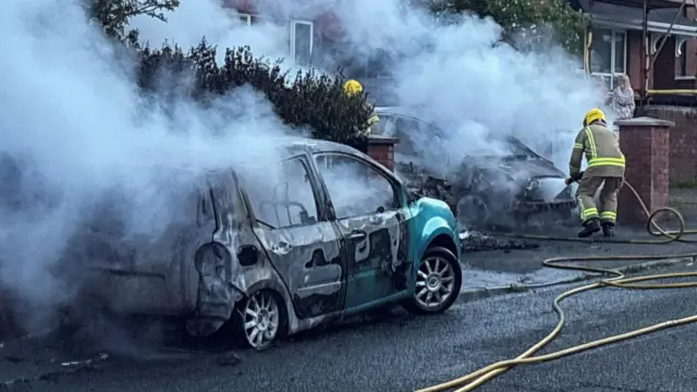 vatrogasci gase zapaljene automobile na ulicama Belfasta posle nereda