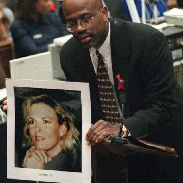 Christopher Darden mostra um retratocomo apostar no betwayNicole Brown Simpson 