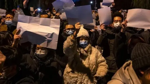 تظاهر‌کنندگان در پکن کاغذٰهای سفید در دست دارند