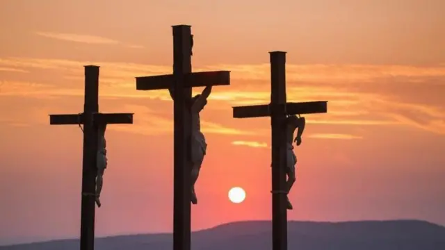 ኣብ ዕራርቦ እየሱስን ክልተ ሰባትን ተሰቒሎም ይርኣዩ