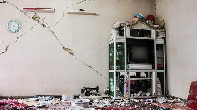 دیوار داخل خانه ترک برداشته