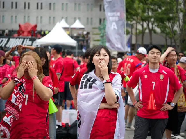 25일 서울 광화문광장에서 열린 2026 FIFA 북중미 월드컵 조별리그 A조 대한민국과 남아프리카공화국의 거리응원에서 축구팬들이 한국의 패배에 눈물을 흘리고 있다