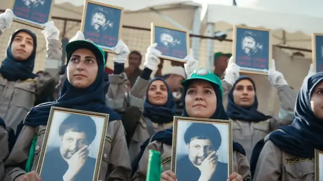 Pristalice stranke Amal u Libanu sa Sadrovom slikom na mitingu