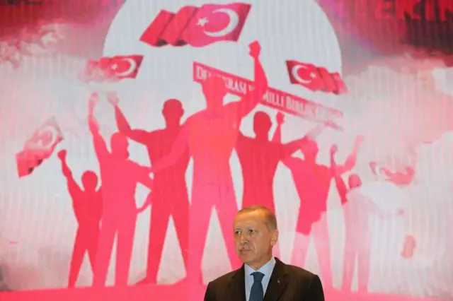 يلقي الرئيس التركي رجب طيب أردوغان كلمة أمام الحشود على جسر شهداء 15 يوليو خلال فعاليات "يوم الديمقراطية والوحدة الوطنية" لإحياء الذكرى الثانية لإفشال محاولة الانقلاب في 15 يوليو/تموز، وذلك في إسطنبول، تركيا، بتاريخ 15 يوليو/تموز 2018.