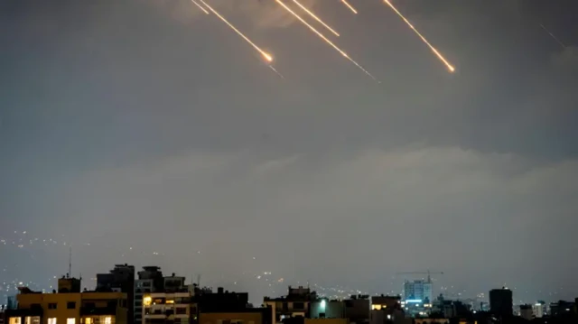 آسمان در شب که چند موشک شلیک شده‌اند