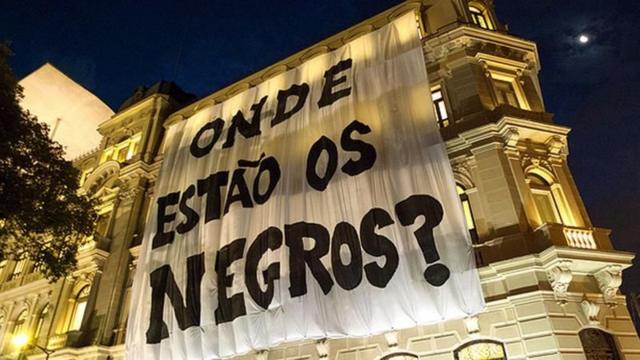 Bandeira na fachada do Museu de Arte do Rio instalada pelo grupo ativista Frente 3 de Fevereiro questiona: 'Onde estão os negros?'
