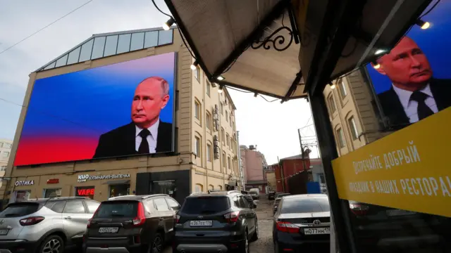 Білборд із зображенням Путіна на будівлі