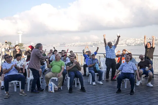 Üsküdar'da sevinen Türk taraftarlar