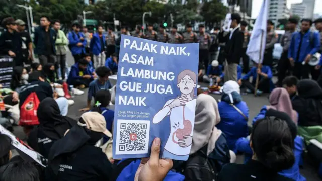 Sejumlah mahasiswa yang tergabung dalam Aliansi BEM SI Kerakyatan menggelar aksi di kawasan Patung Kuda, Jakarta, Kamis (26/12/2024). Dalam aksinya, mereka menolak kenaikan Pajak Pertambahan Nilai (PPN) menjadi 12 persen karena dianggap menyengsarakan rakyat.