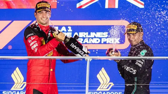 کارلوس سینز (سمت چپ در کنار لوئیس همیلتون، در مسابقات سنگاپور)، تنها راننده خارج از تیم ردبول بود که در فصل ۲۰۲۳ یک گراندپری را برد