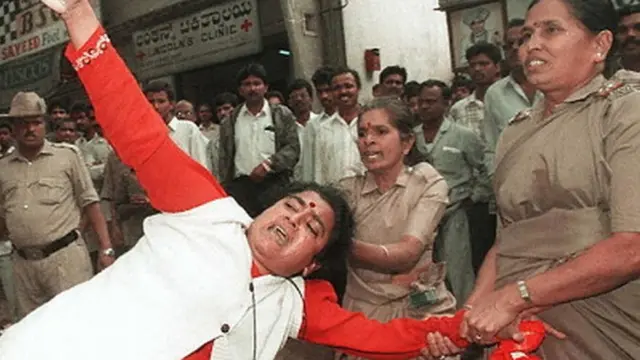 Protesto contra o concurso Miss Mundosorteador roleta de nomes1996