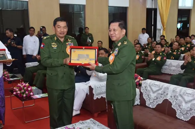 စစ်ခေါင်းဆောင်နဲ့အတူတွေ့ရတဲ့ စစ်ကောင်စီဝင်သစ် ဒုတိယဗိုလ်ချုပ်ကြီးညိုစော 