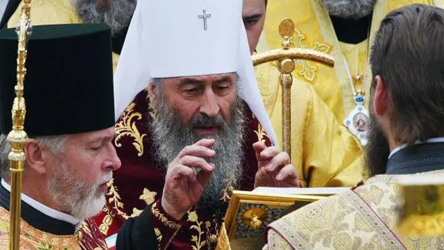 Онуфрій в оточенні священнослужителів