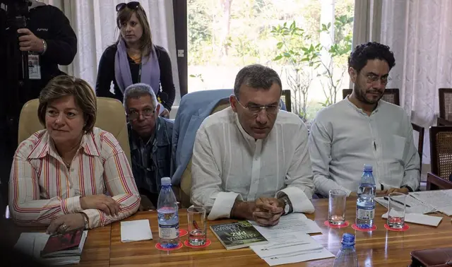De izquierda a derecha, en 2013, los congresistas de Colombia Gloria Inés Ramírez, Roy Barrera e Iván Cepeda participan en una reunión con la delegación de las FARC-EP que mantiene conversaciones de paz con el gobierno del presidente de Colombia, Juan Manuel Santos, en La Habana.