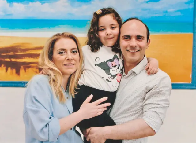 Tayfun Kahraman Eşi Meriç Kahraman ve kızı Vera ile birlikte cezaevi görüşündeyken.