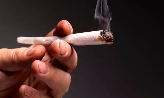 “තූල් දැම්මා, පෙති ජාති ගැහුවා, KG, ගංජා වර්ග ඔක්කෝම ගහලා තියෙනවා. සිගරට් බීලා තියෙනවා.” ඒ කසුන් මීට වසරකට පමණ පෙර භාවිතය නවතා දැමීමට පෙර ඇබ්බැහි වී සිටි මත්ද්රව්ය කිහිපයකි. උසස් පෙළ ප්රතිඵල අපේක්ෂාවෙන් සිටින ඔහු මත්ද්රව්යවලට ඇබ්බැහි වී ඇත්තේ පාසලේ 6 -7 වසරවල සිට ය.