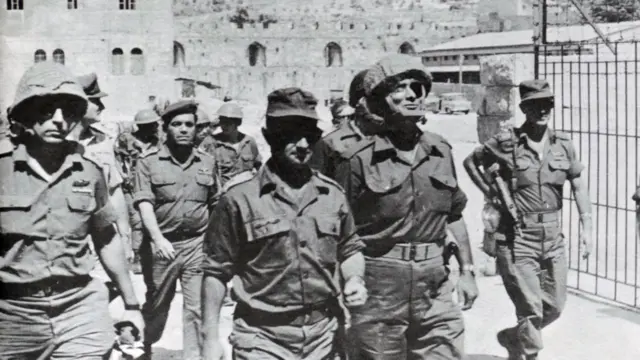 Comandantes militares israelenses chegam a Jerusalém Oriental durante a Guerra dos Seis Diaspixbet download apk android19677