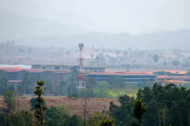 เสาส่งสัญญาณโทรคมนาคมของไทยที่อยู่ติดกับเมืองสแกมเมอร์ชื่อว่า เคเค พาร์ค (KK Park) ซึ่งตั้งอยู่ในชายแดนรัฐกะเหรี่ยง