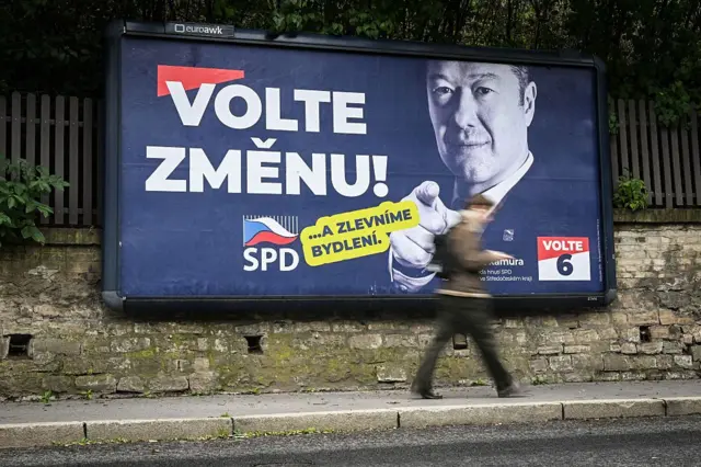 передвиборчий білборд із зображенням лідера ультраправої Партії свободи та прямої демократії (СДПН) Чеської Республіки Томіо Окамури 26 вересня 2025 року в Празі, Чеська Республіка.