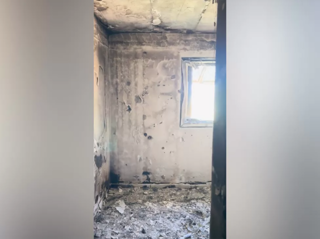 Quarto com sinaisesportebet brasil comincêndio e sem móveis onde Neta e o namorado dela se esconderam