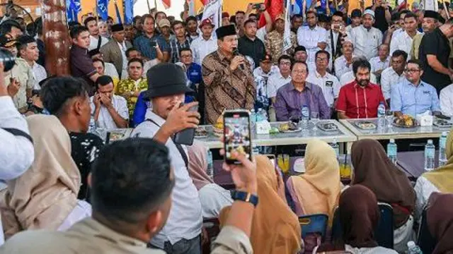 Prabowo Subianto bertemu dengan relawan pemenangan serta meminta agar relawan dan simpatisan lebih solid dalam pemenangan pasangan capres dan cawapres Prabowo Subianto dan Gibran Rakabuming Raka pada Pilpres 2024