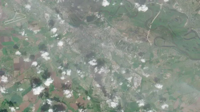На спутниковом снимке Copernicus Sentinel видны клубы черного дыма, поднимающегося над рязанским НПЗ