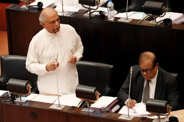  වත්මන් පොලිස්පති දේශබන්දු තෙන්නකෝන් එම ධූරයේ කටයුතු කිරීම වළක්වාලමින් පසුගිය දා ශ්‍රේෂ්ඨාධිකරණය විසින් දෙන ලද නියෝගය පිළිගත නොහැකි බව ආණ්ඩුව නියෝජනය කරමින් අග්‍රාමාත්‍ය දිනේෂ් ගුණවර්ධන පසුගිය දා පාර්ලිමේන්තුවේදී ප්‍රකාශ