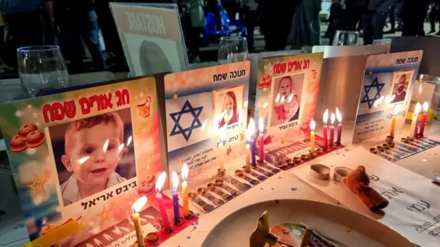 Слева направо: Ариэль, Шири, Кфир и Ярден Бибас 