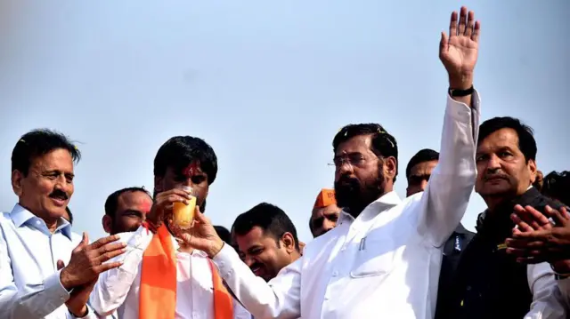 मराठा आंदोलन के नेता मनोज जरांगे के साथ एकनाथ शिंदे 