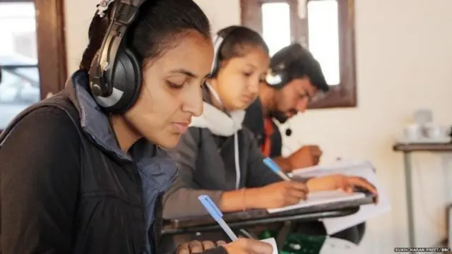 વિદેશમાં જવા માટે IELTSની પરીક્ષા આપી રહેલાં યુવાનો (પ્રતીકાત્મક તસવીર)