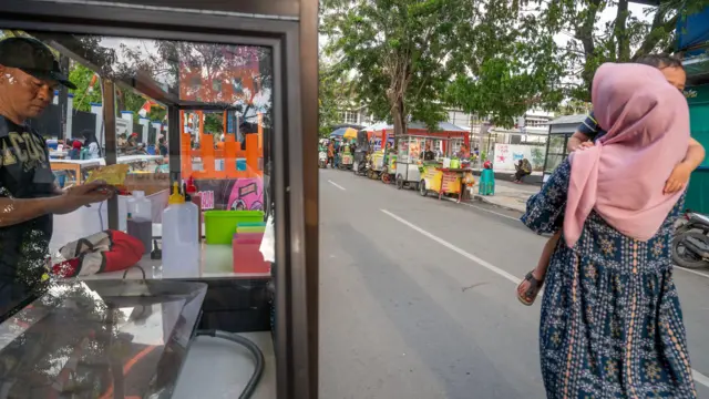 Pedagang berjualan di kawasan jajanan kuliner Baruga Food Street di Palu, Sulawesi Tengah, Selasa (24/9/2024).