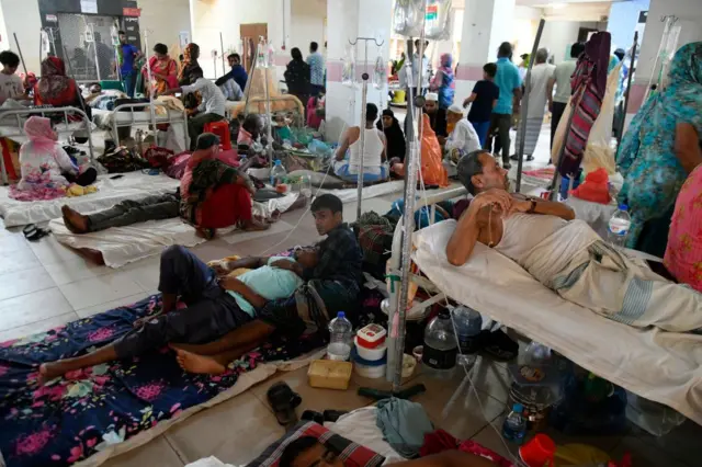 হাসপাতালের বেডে, মেঝেতে ডেঙ্গু রোগী ও তাদের স্বজনরা