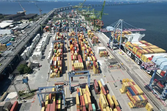 Contêineres no Porto do Rio de Janeiro aguardando navios para exportar mercadorias