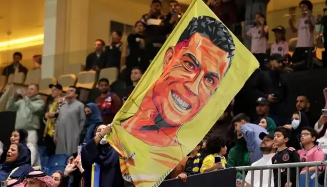 در اوایل سال ۲۰۲۳، رونالدو به عربستان سعودی رفت و به چهره اصلی ليگ حرفه‌ای فوتبال عربستان و کاپيتان تيم النصر تبديل شد.