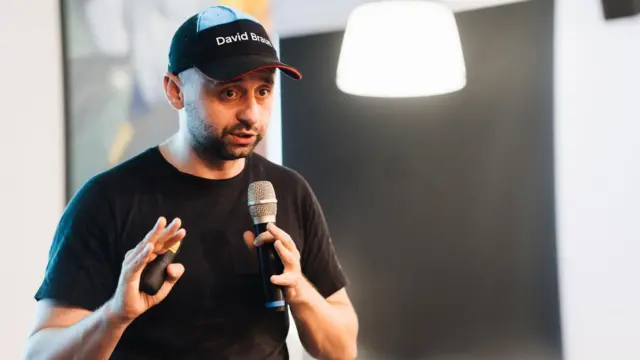 До походу у велику політику Давид Арахамія багато років займався IT-бізнесом та був відомий під всевдонімом David Braun