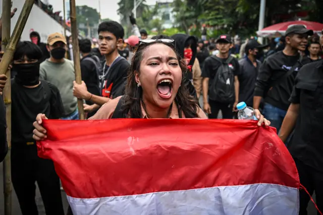 Sejumlah pengunjuk rasa melakukan aksi di Jalan Letjend S Parman, depan Gedung DPR, Jakarta, Senin (25/08).