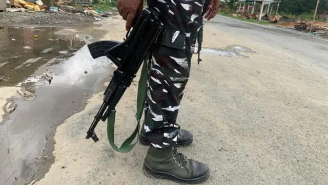 জাতিগত সহিংসতার মধ্যেই লুঠ হয়েছে পুলিশ ও নিরাপত্তা বাহিনীর অন্তত এক হাজার অত্যাধুনিক অস্ত্র