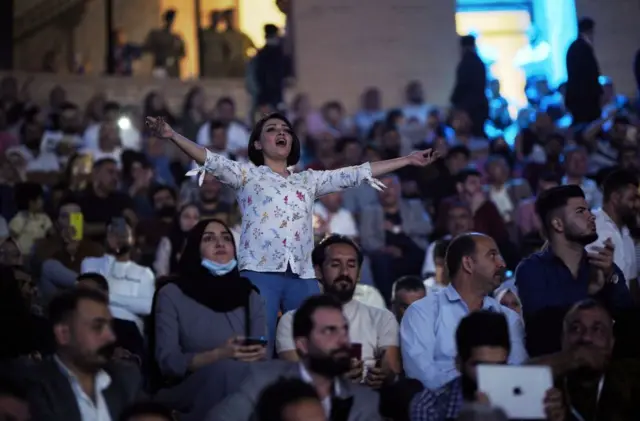 الجمهور يتفاعل مع هاني شاكر أثناء مشاركته في افتتاح مهرجان بابل الدولي في مدينة بابل الأثرية في العراق في 28 أكتوبر2021