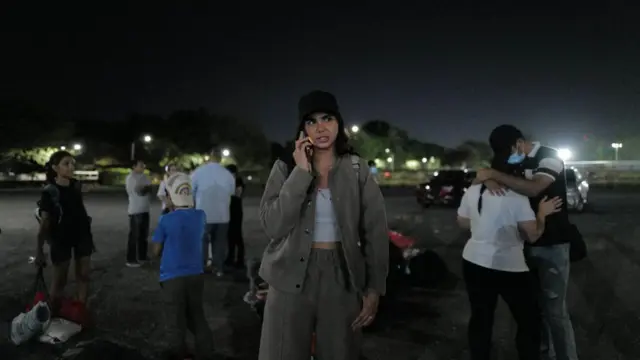 Artemis Ghasemzadeh y un grupo de migrantes al llegar a Ciudad de Panamá.