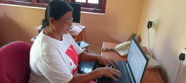 ඇත්තටම නවකතාවක් කොච්චර හිතේ කැරකුණත් ඒකේ පළවෙනි වාක්යය ලියන එක තමයි අමාරුම දේ. මම නවකතාව හිතේ තියාගෙන සෑහෙන වෙලාවක් කල්පනා කරනවා කොහොමද ලියන්න ඕනෙ කියලා. කීප සැරයක් පටන් ගන්නවා කීප සැරයක් මකලා දානවා. එහෙමත් බැරි වුණොත් මම කරන්නේ ඒක අතහැරලා දාල හොඳට නිදා ගන්නවා. සාමාන්යයෙන් මට හීනත් එක්ක තියෙන්නෙ පුදුම සබැඳියාවක්. මට දැන් පටන් ගන්න අමා